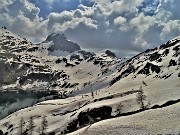 40 Ancora tanta neve sui versanti nord dei monti dei Laghi Gemelli